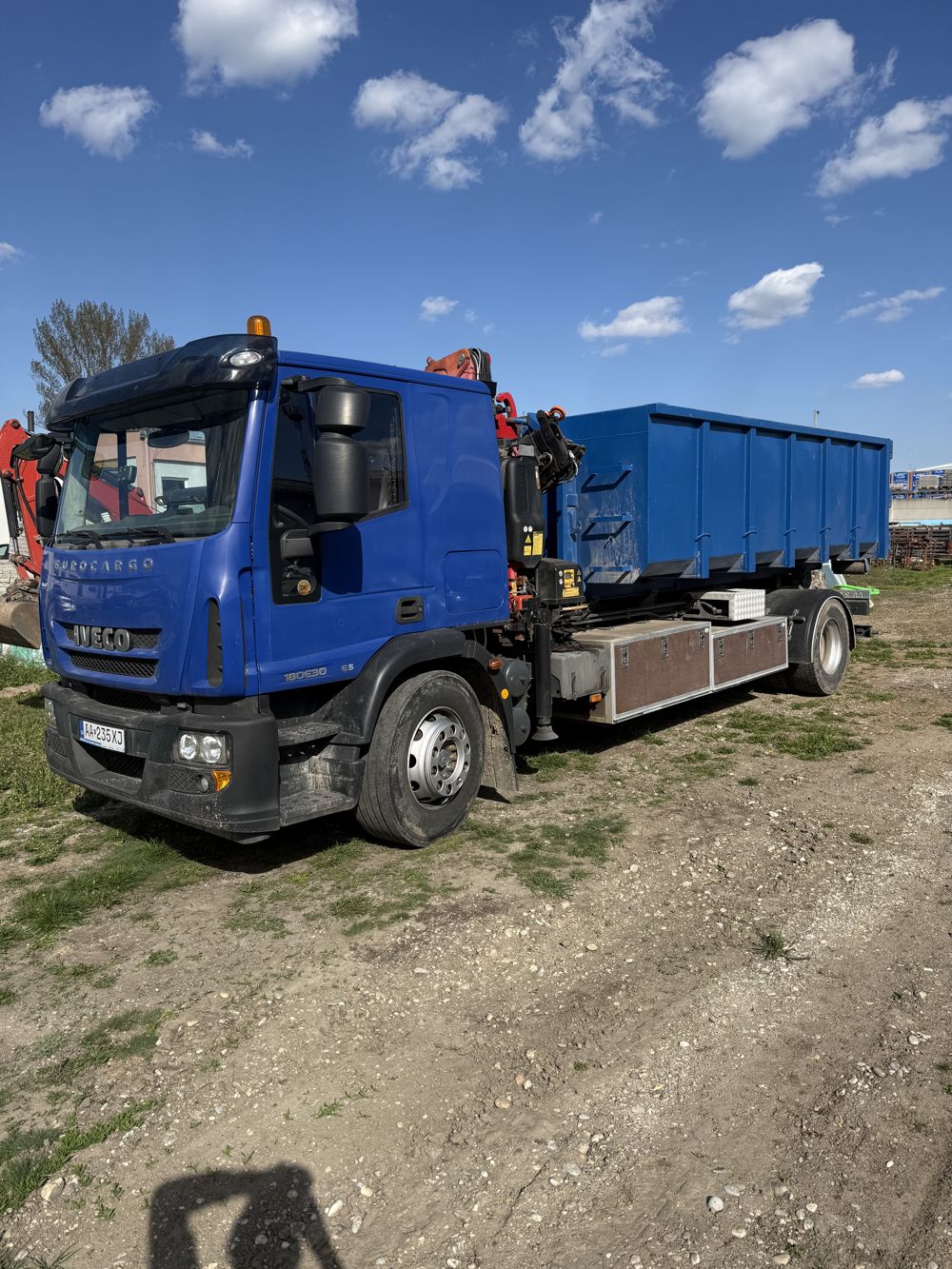 Nákladné auto s hydraulickou rukou — Vila Vita